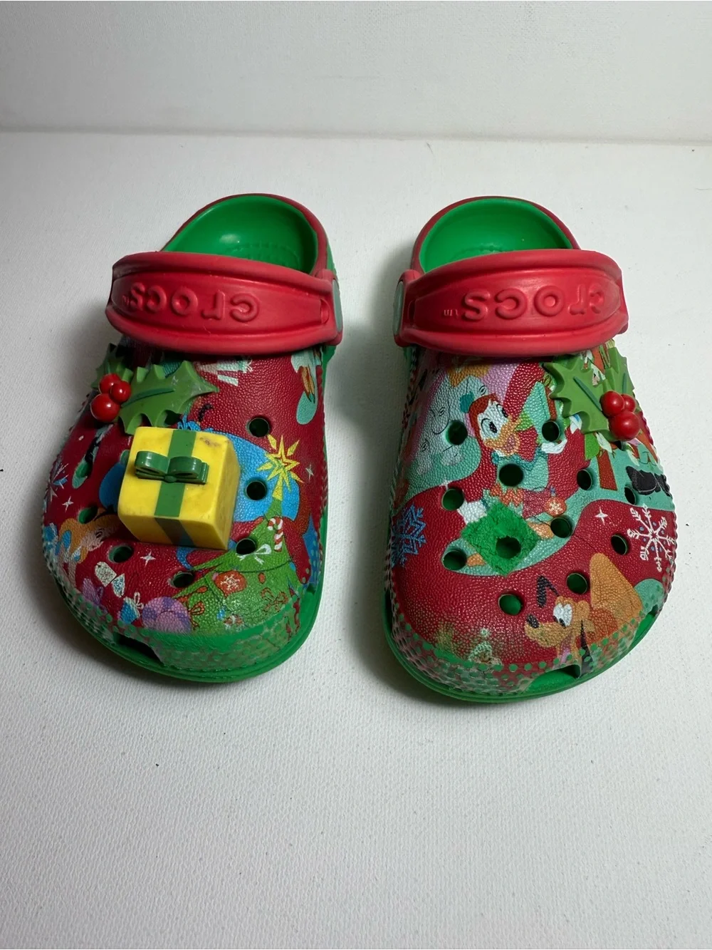 Disney Parks Christmas Crocs Kids Sz 7 Fair -- READ FLAWS